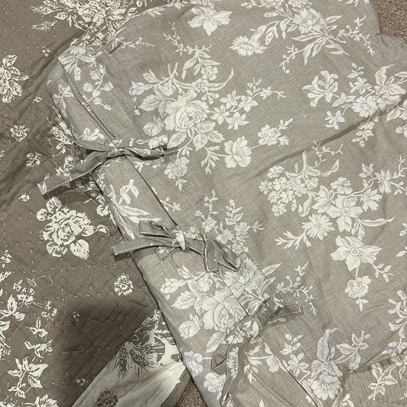 Set of Blanc d’ivoire quilted pillow cases. Taupe and cream floral pattern. - Picture 2 of 3